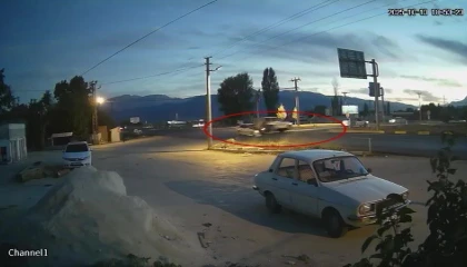 Antalyada hafif ticari araçla otomobil çarpıştı: 4 yaralı