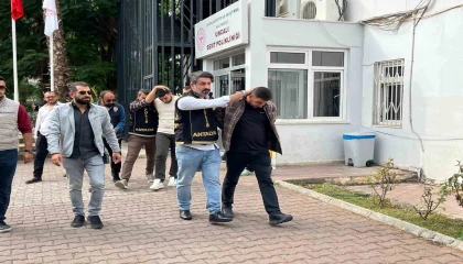 Antalyada 2 kişinin ölümüyle sonuçlanan silahlı kavga şüphelileri adliyeye sevk edildi