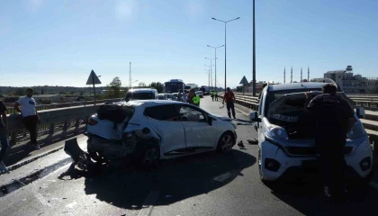 Antalyada 4 araçlı zincirleme kaza