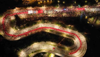 Antalyada 400 metrelik dev bayrakla Cumhuriyet coşkusu: Fener Alayına yüzlerce kişi katıldı