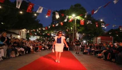 Antalyada 60 yaş üstü öğrenciler podyumda mankenlere taş çıkardı