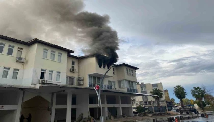 Antalyada apartman dairesi alev alev yandı