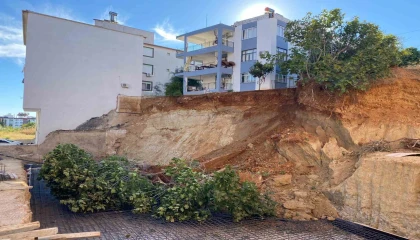 Antalyada bir evi tahliye ettiren inşaat temelinde ikinci toprak kayması