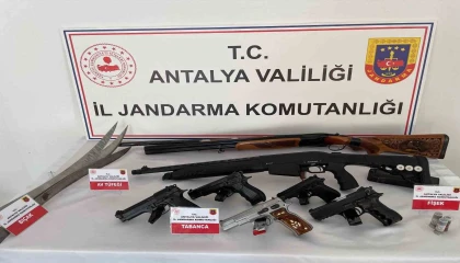 Antalyada düzenlenen operasyonda çok sayıda ruhsatsız silah ele geçirildi