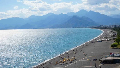 Antalyada güneş yeniden yüzünü gösterdi, sahiller doldu