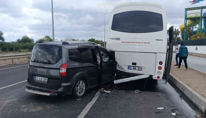 Antalyada hafif ticari araç midibüse çarptı: 1i ağır 2 yaralı