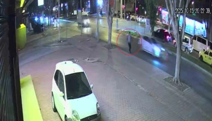 Antalyada halk otobüsünün yayaya çarptığı kazanın güvenlik kamerası ortaya çıktı