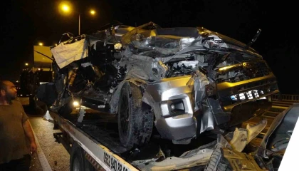 Antalyada kamyonla çarpışan pikap hurdaya döndü: 1 yaralı