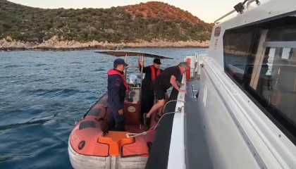 Antalyada kayalıklarda mahsur kalan Alman turisti Sahil Güvenlik ekipleri kurtardı