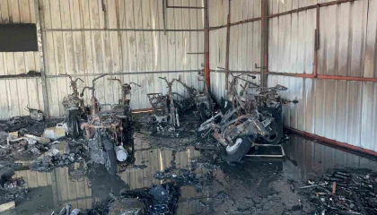 Antalyada motosiklet servisinde çıkan yangında 10un üzerinde motosiklet küle döndü
