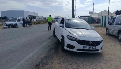 Antalyada U dönüşü yapan hafif ticari araçla otomobil çarpıştı: 1 yaralı