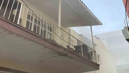 Antalyada yangın çıkan evdeki muhabbet kuşunu itfaiye kurtardı