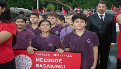 Antalyalılar 29 Ekim coşkusunu sağanak yağmur altında kutladı