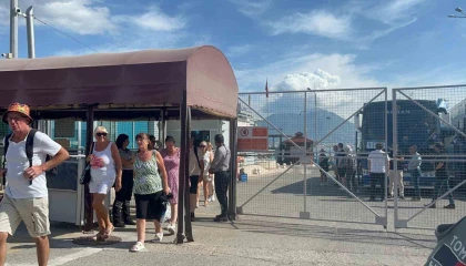 Antalyaya turist akını devam ediyor: İngiliz turistleri taşıyan lüks kruvaziyer Alanyaya demirledi