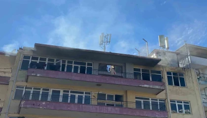 Apartmanda çıkan yangında balkonda mahsur kalan 5 çocuğu itfaiye ekipleri kurtardı