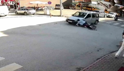 Araçla çarpışan motosikletliyi kaskı hayata tutundurdu, o anlar kamerada