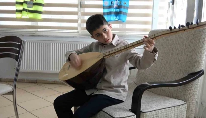 Bağlamayla 5 yıldır türkü söyleyen küçük müzisyenin hayali yazılım mühendisliği