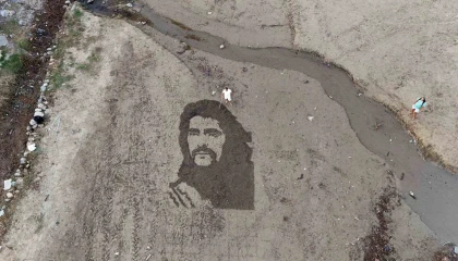Barış Mançonun resmini tırmıkla Alanya sahillerine işledi