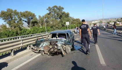 Bariyerlere çarpan Tofaş hurdaya döndü, etrafa saçılan parçaları başka sürücüyü de yaraladı