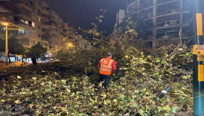 Belediye ekipleri, yağışın oluşturduğu olumsuzluklara 81 araç ve 323 personelle hızla müdahale etti