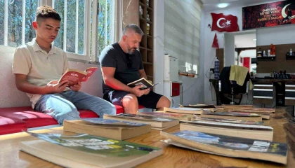 Berber dükkanını kütüphaneye çevirdi: Müşteriler sıra beklerken kitap okuyor
