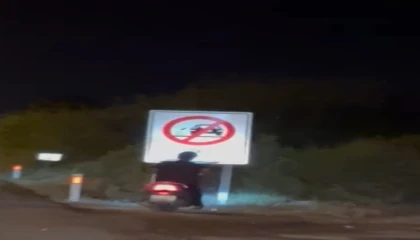 Böyle kaza görülmedi, motosiklet sürücüsü yol kenarındaki ‘çöp atma yazılı uyarı levhasına kafasını çarptı