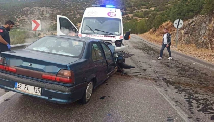 Burdurda ambulans ile otomobil çarpıştı: 4 yaralı