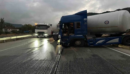 Burdurda makaslayan tır nedeniyle yol kapandı