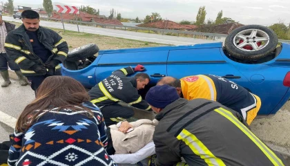 Burdurda otomobil devrildi, sıkışan sürücüyü itfaiye kurtardı