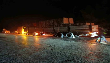 Burdurda otomobil ile tır çarpıştı: 1 ölü, 2 yaralı