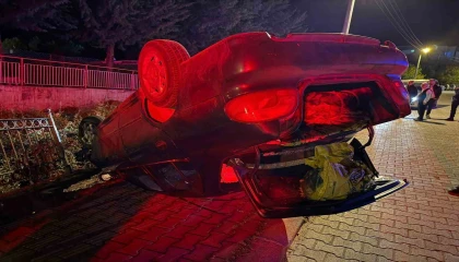 Burdurda otomobil takla attı, dereye düşmekten son anda kurtuldu