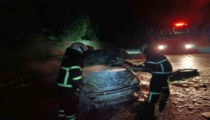 Burdurda seyir halindeyken yanan otomobil kullanılmaz hale geldi