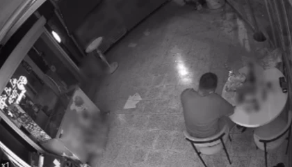 Camını kırıp girdiği markette çilingir sofrasını kurup 1 saat alem yaptı