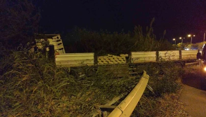 Çimento yüklü tır devrildi, şans eseri yaralanan olmadı