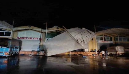 Demrede hortum iş yerinin çatısına zarar verdi, Kaşta yağış etkili oldu