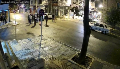 Devrilen araçtaki 8 aylık bebek camdan, baba ise aracın bagajından çıkartılarak kurtarıldı