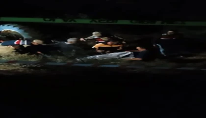 Devrilen traktörün altında kalan sürücü can verdi