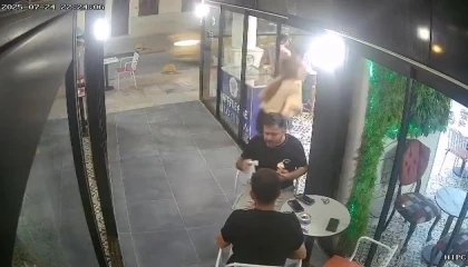 Dikkatsizliğiyle cam kapıya çarpan kadın personelin yere savrulduğu anlar kamerada