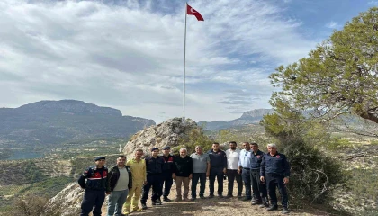 Direk yenilendi, yeni bayrak göndere çekildi