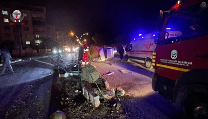 Dörtyol’da aydınlatma direğine çarpan otomobilin sürücüsü yaralandı