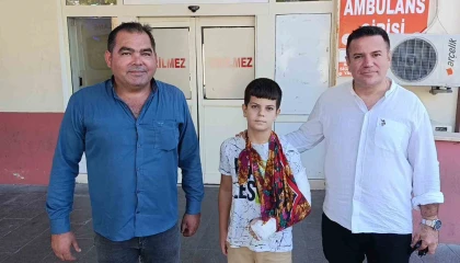 Düşüp kolunu kıran çocuğu aracına alıp hastaneye yetiştirdi