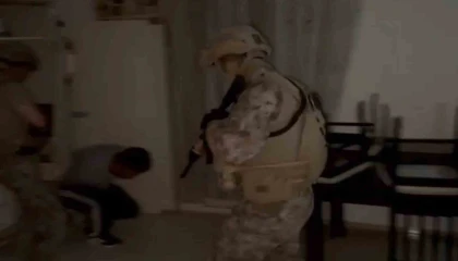 Duvarla örülen gizli bölmedeki dolaptan aranması bulunan 2 şahıs çıktı