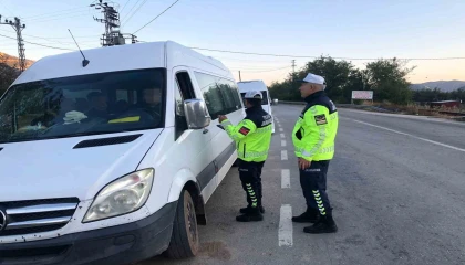 Eğirdirde jandarma trafik uygulamasında 4 servis aracına ceza kesildi