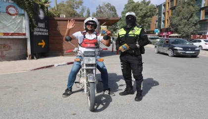 Ekmek parasını motosiklet üstünde kazanan kurye: Evde beni bekleyen 2 çocuğum ve eşim var, hayatta kalmak için kaskı takıyorum