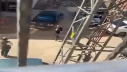 Elindeki tüfekle, Kim hırsız diye bağırıp havaya ateş açtı