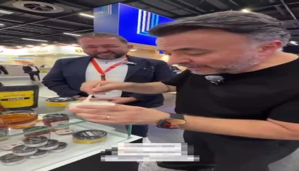 Firari FETÖcü, Almanyada Adanadan gelen firmanın balını tanıttı