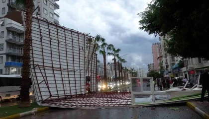 Fırtına tonlarca ağırlıktaki çatıyı karayoluna savurdu, muhtemel faciadan dönüldü