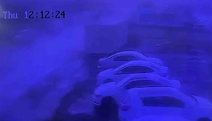 Fırtınanın konteyner ekmek büfesini ve çatıyı uçurduğu anlar kameraya yansıdı