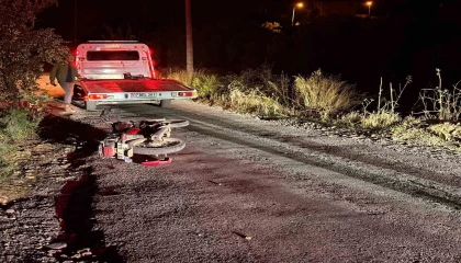Gazipaşada devrilen motosikletin alkollü sürücüsü yaralandı