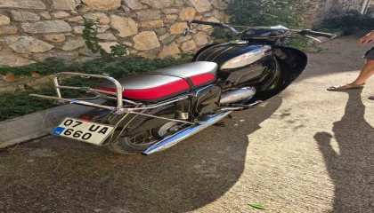 Gazipaşada mıcırda kayan motosiklet devrildi: 2 yaralı